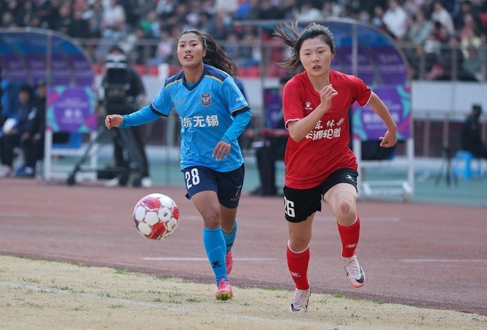 山东体彩女足队员孙方欣(图右红衣)凭借在联赛中的突破表现，去年入选了女足国家队