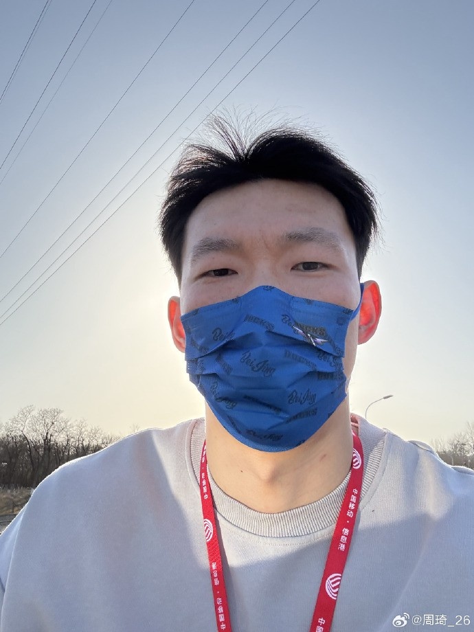 悠闲！周琦骑京牌电动车出行：太阳出来了 开京牌兜兜风！