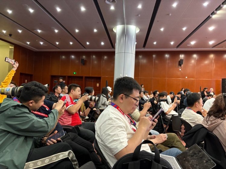 万众瞩目！记者挤满国足赛前新闻发布厅，赛场记者预计超300人