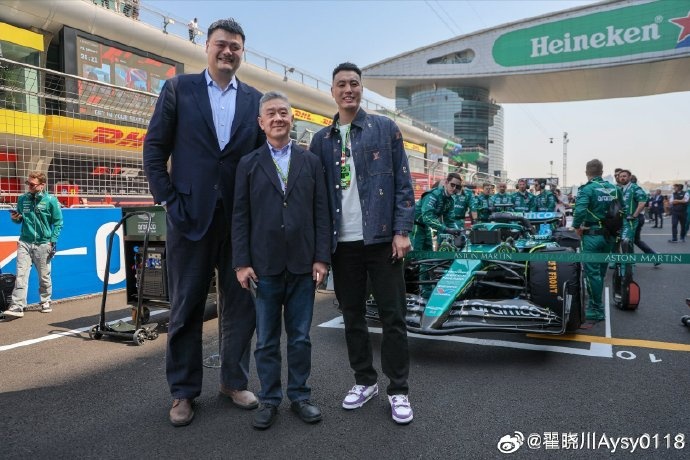 联动F1！翟晓川晒与姚明、阿隆索、范志毅、周冠宇等的合照