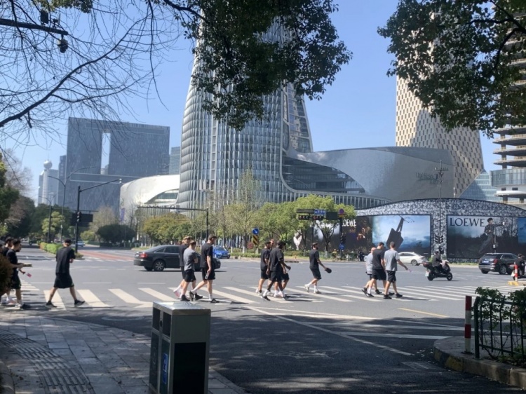 心态放松，有网友拍到澳大利亚队早上在万象城citywalk