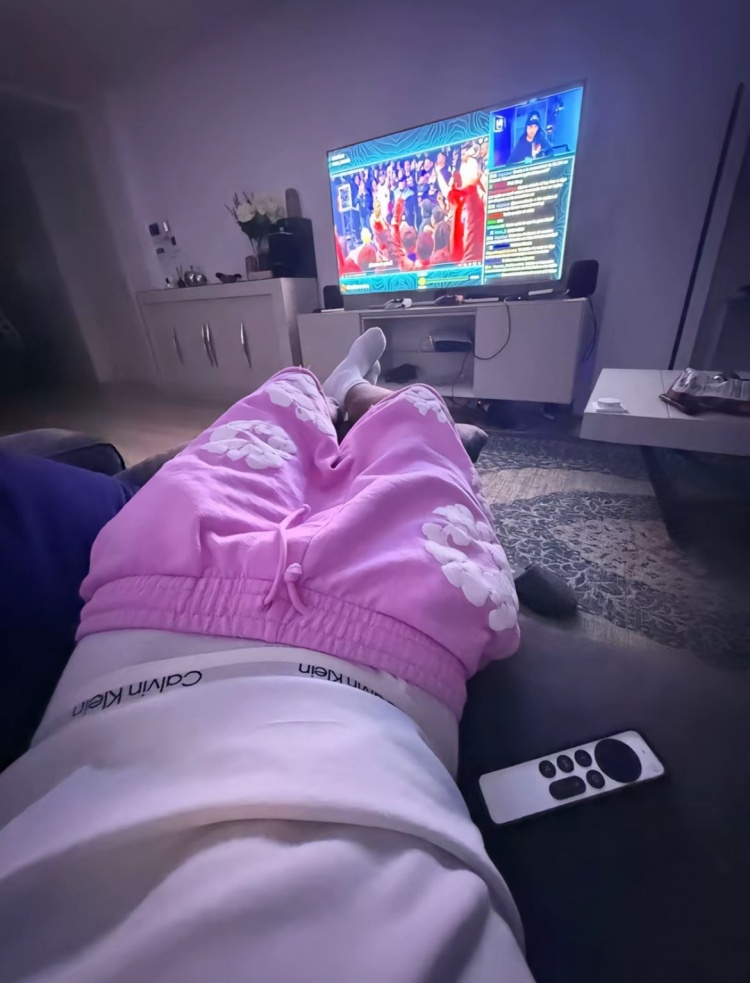 继续嘲讽范德法特！亚马尔TikTok晒半脱裤子看电视照片