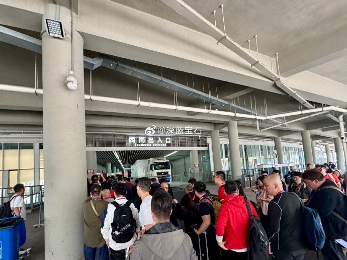 盛况空前！记者晒照：距离中澳之战还有三小时，现场记者已超百名