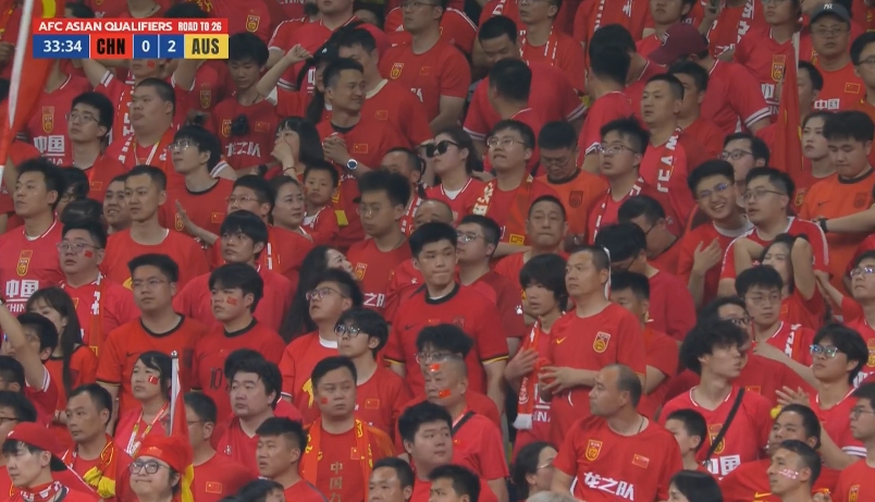 懵了...国足连丢两球&黄政宇王大雷低级失误，看台球迷眼神茫然