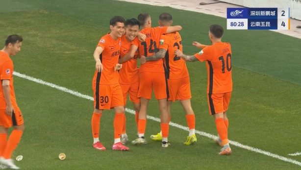 玉昆4-2领先新鹏城！杜加利奇冒顶，徐宏杰得球抽射破门