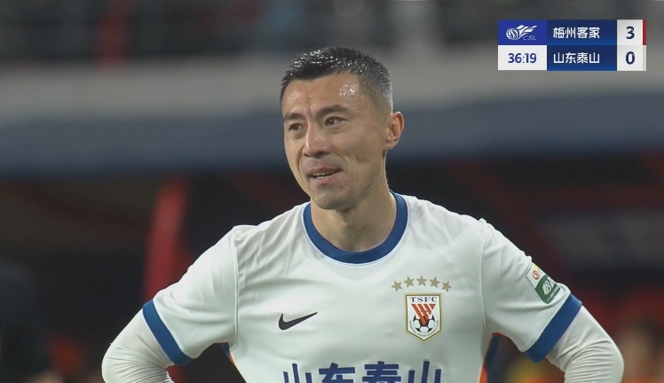 34分钟0-3落后！36岁郑?？嘈?6岁大雷沮丧 替补席黄政宇神态轻松