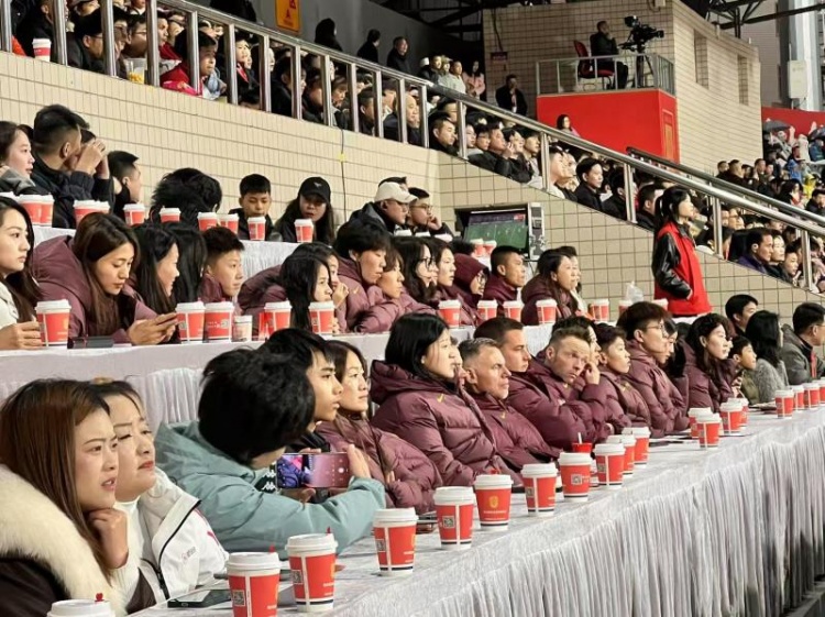 北青体育：中国女足现身中甲赛场，观看重庆铜梁龙vs辽宁铁人
