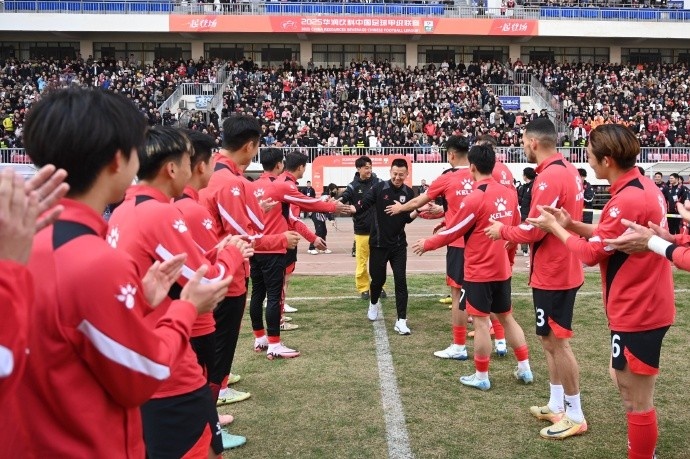 今日赛前，俱乐部为前球员马晓磊及文烁举行了退役仪式