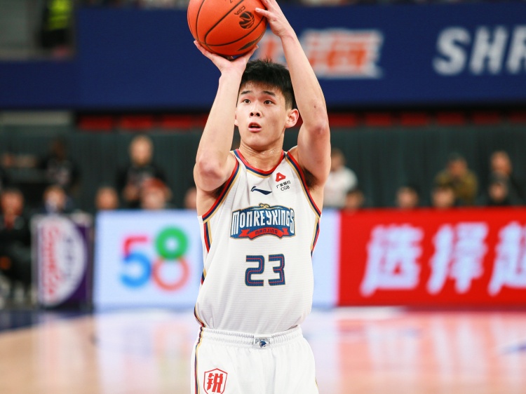 攻击欲望很强！林葳半场出手14次拿下14分1板1助2断