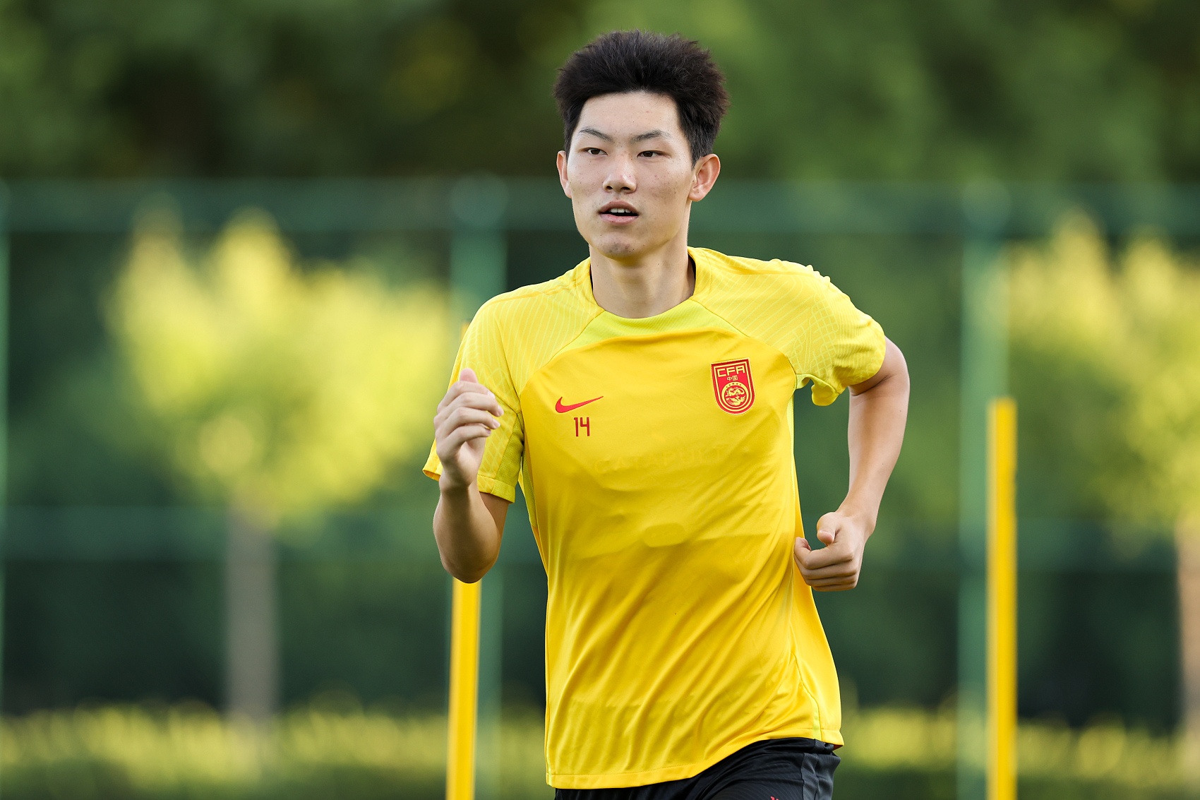 鲁媒：泰山队抵达梅州五外援齐整，四名国脚可出战史松宸随队