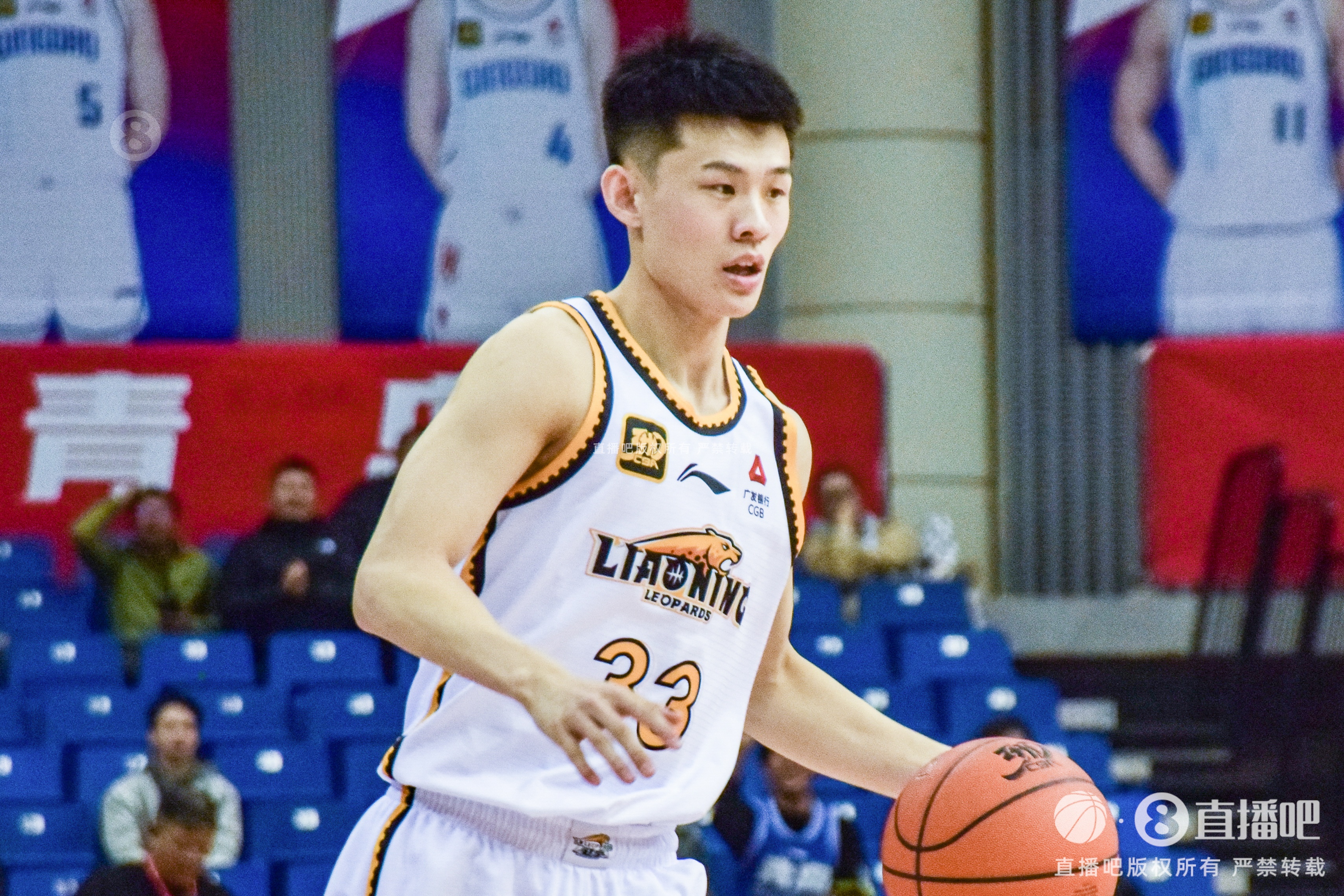 太准了！王岚嵚半场4记三分球拿下12分2板2助1断