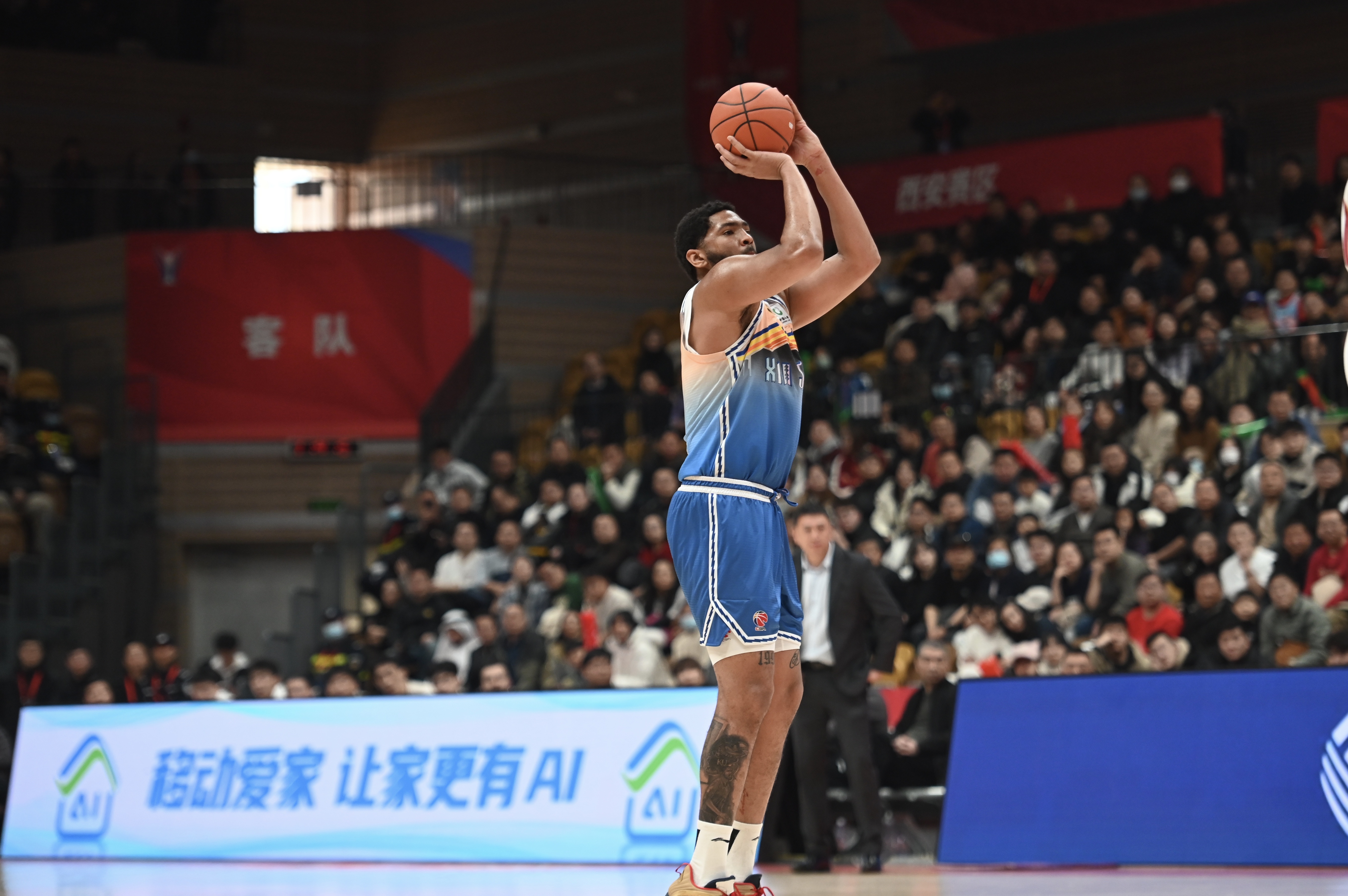 率先发力！新疆外援劳森首节7中5拿到11分 三分2中1