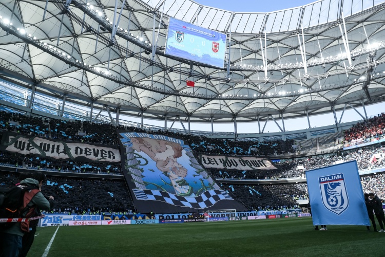 霸气！东北德比前大连英博升起巨幅tifo——我们是大连